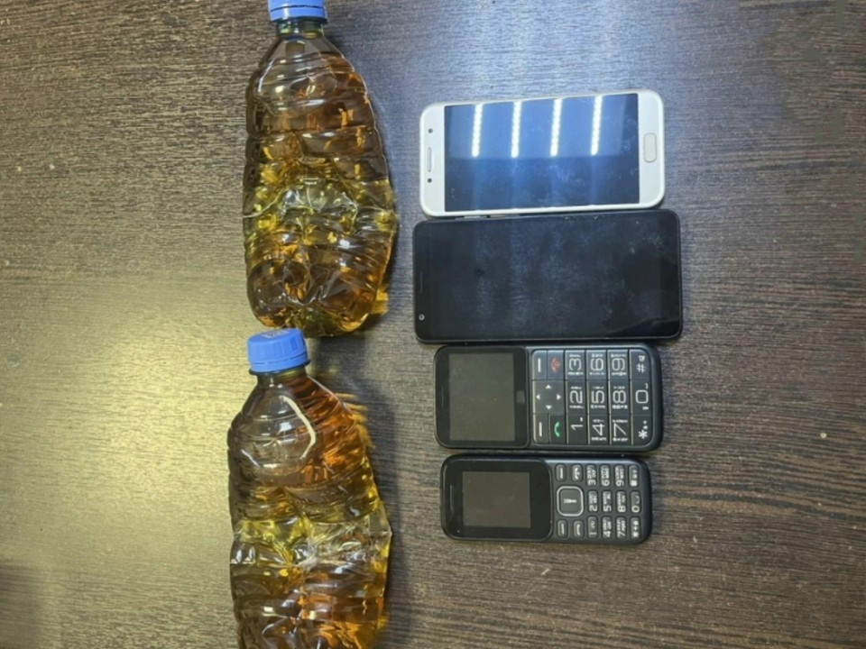    При досмотре у него обнаружили два свертка с четырьмя сотовыми телефонами и двумя пластиковыми тарами объемом 0,5 литра со спиртосодержащей жидкостью. Фото: УФСИН Самарской области