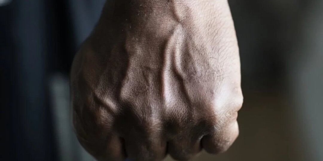 На Алтае пьяный муж переломал ребра своей жене