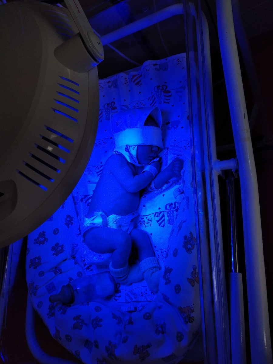 Вася родился на тридцать пятой неделе, худенький и маленькой. Но быстро освоился