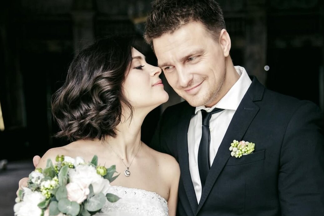     «Наш мир»: Женя Любич показала редкие фото с мужем в годовщину свадьбы