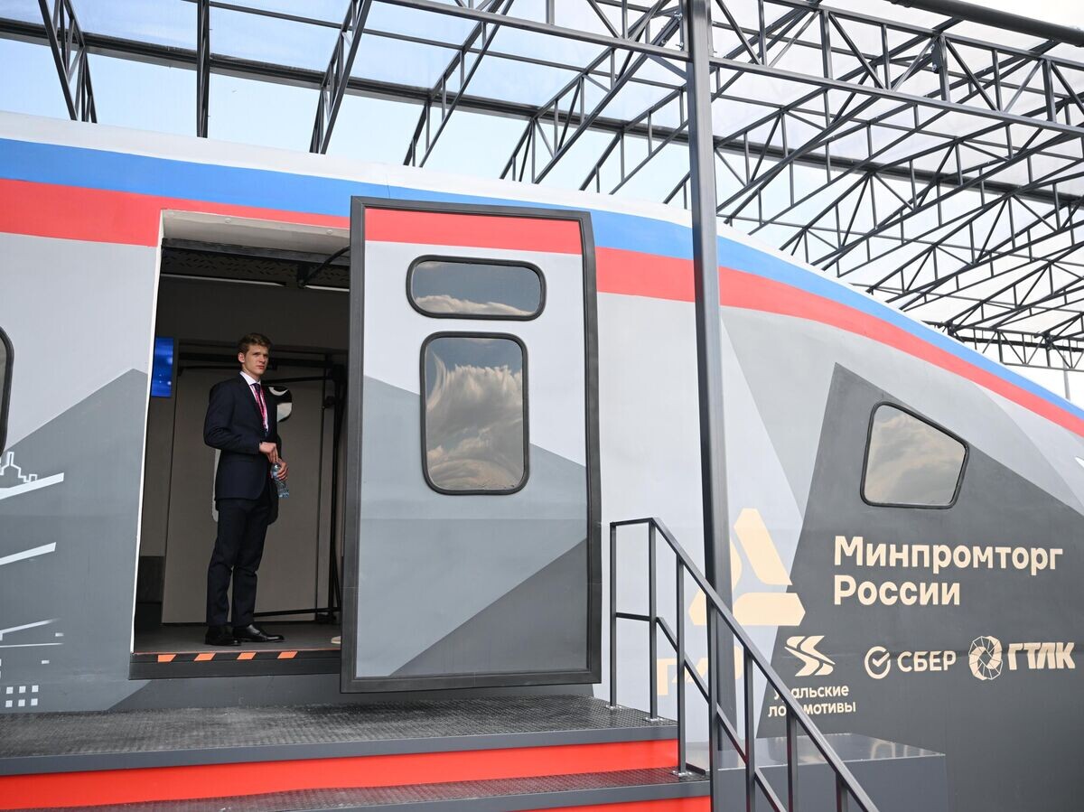    Полноразмерный макет сверхскоростного поезда для ВСМ© РИА Новости . Рамиль Ситдиков