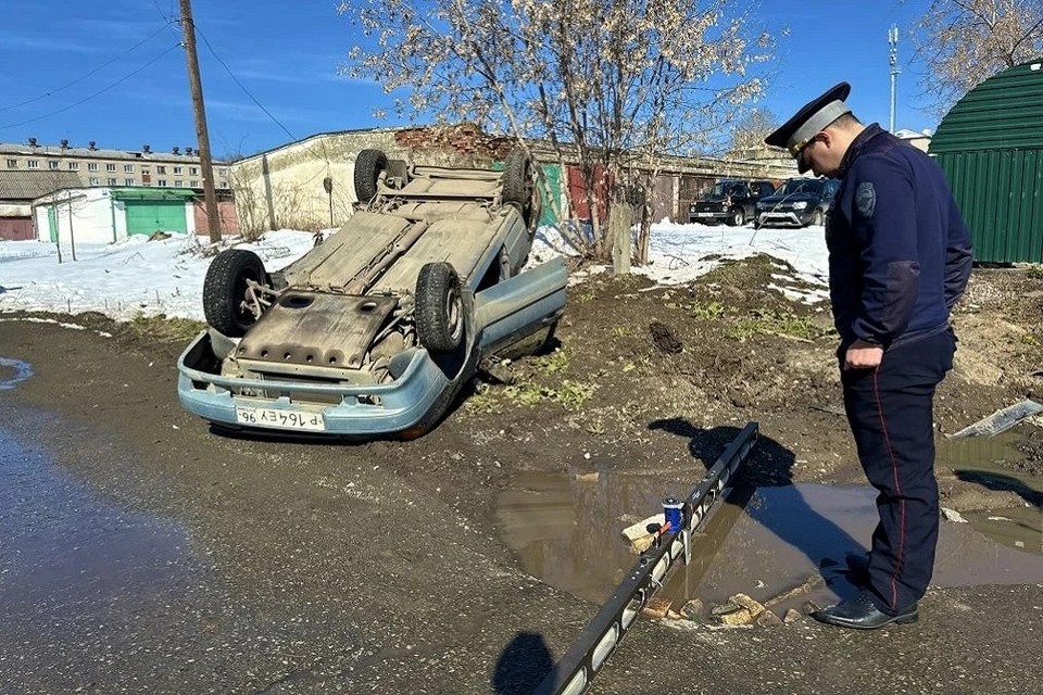    Автоинспекторы нашли нарушения в содержании дороги. Фото: Госавтоинспекция Свердловской области