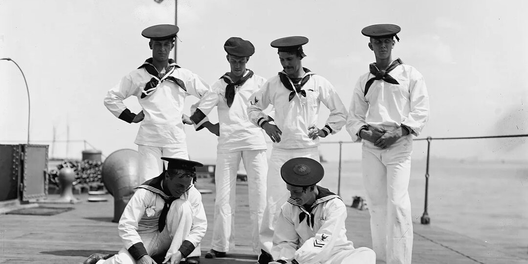 Американцы смеялись и показывали жесты с палубы крейсера - через час советские моряки заставили их в панике уходить