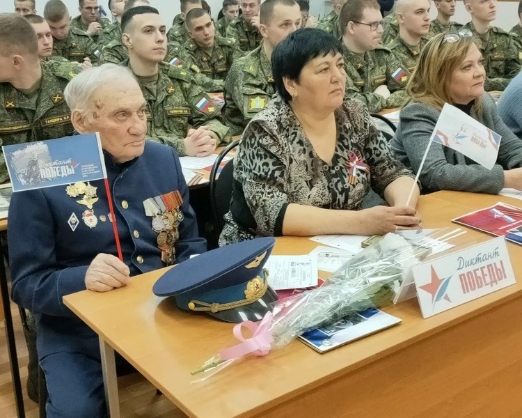     В Курске 95-летний ветеран войны Виктор Шатохин написал «Диктант Победы»