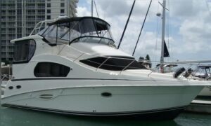 Яхта экс-депутата Андрея Анненко за 18 млн рублей затонула в Волгограде из-за шторма