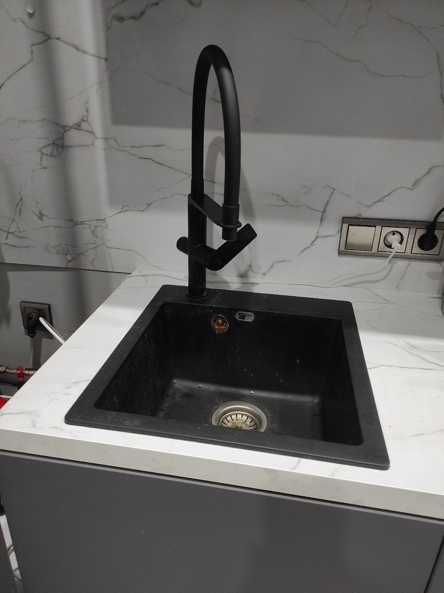 Лешка врезал раковину на кухне, поставил смеситель