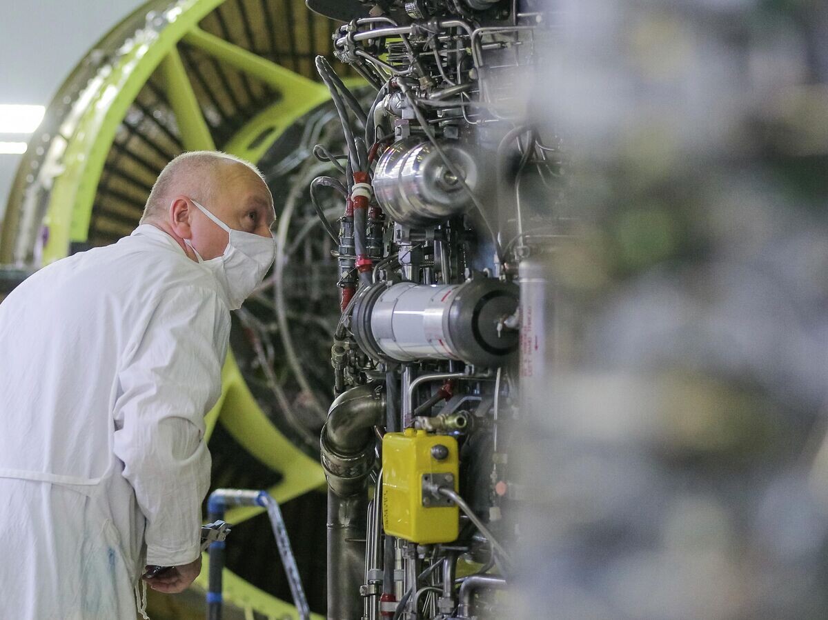    Инженер в сборочном цехе ОАО "Объединенная двигателестроительная корпорация - Пермские моторы"© РИА Новости . Нина Падалко