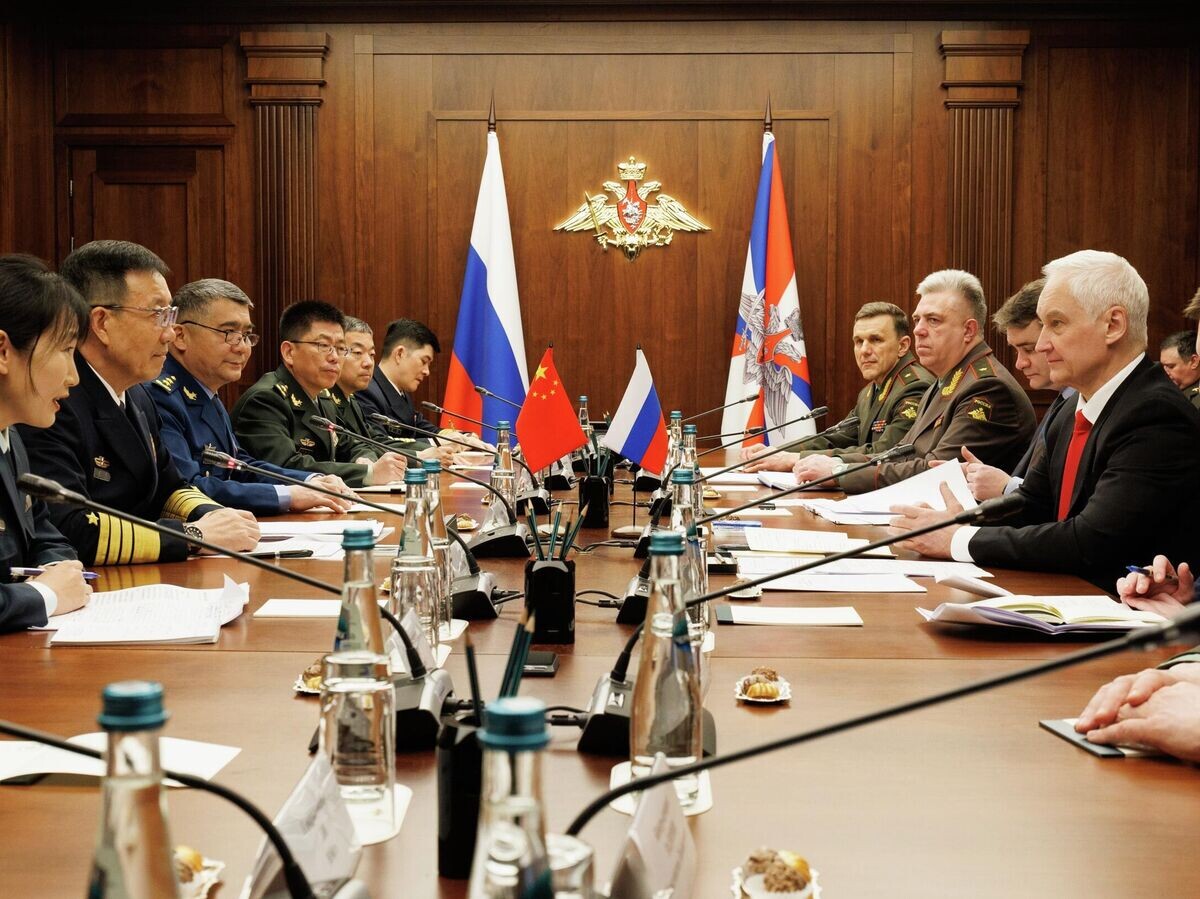    Министр обороны РФ Андрей Белоусов и министр обороны Китая Дун Цзюнь на встрече в Москве | © РИА Новости / Министерство обороны РФ