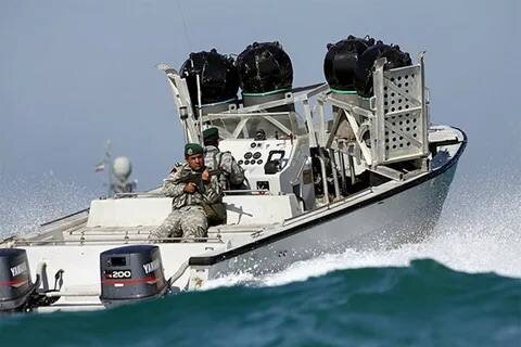 Иранский катер с морскими минами