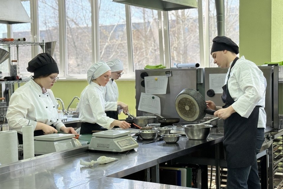    Участники конкурса по приготовлению блюд региональной кухни погружены в работу