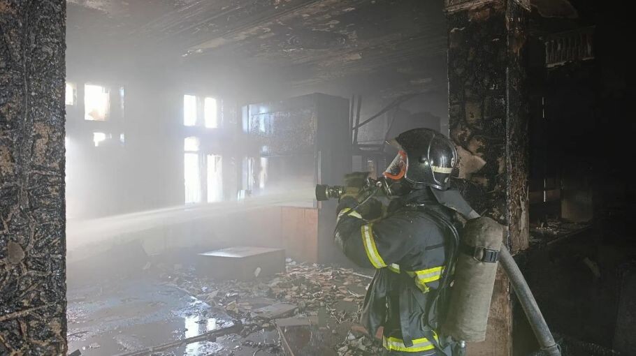 Заброшенное здание загорелось в центре Барнаула. Фото