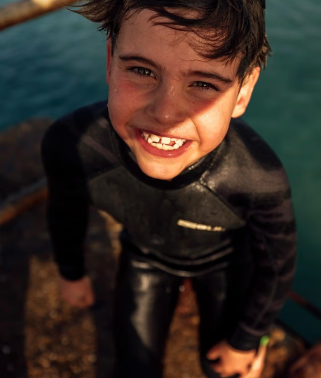 «8 — это здорово!»: как Принц Луи покорил публику в трогательном видео с семейного отдыха