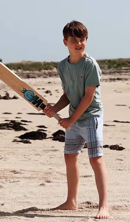 Снятый ранее в этом месяце во время семейных пасхальных каникул, милый клип был размещен в социальных сетях Кенсингтонского дворца с сообщением: «Спасибо за все поздравления с днем ​​рождения принцу Луи». 8 — это здорово!»