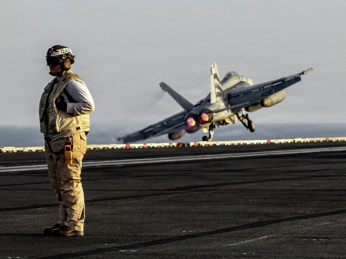    Истребитель F/A-18E Super Hornet взлетает с палубы авианосца ВМС США USS Abraham Lincoln во время операции "Эпическая ярость" против Ирана | © REUTERS / US Navy