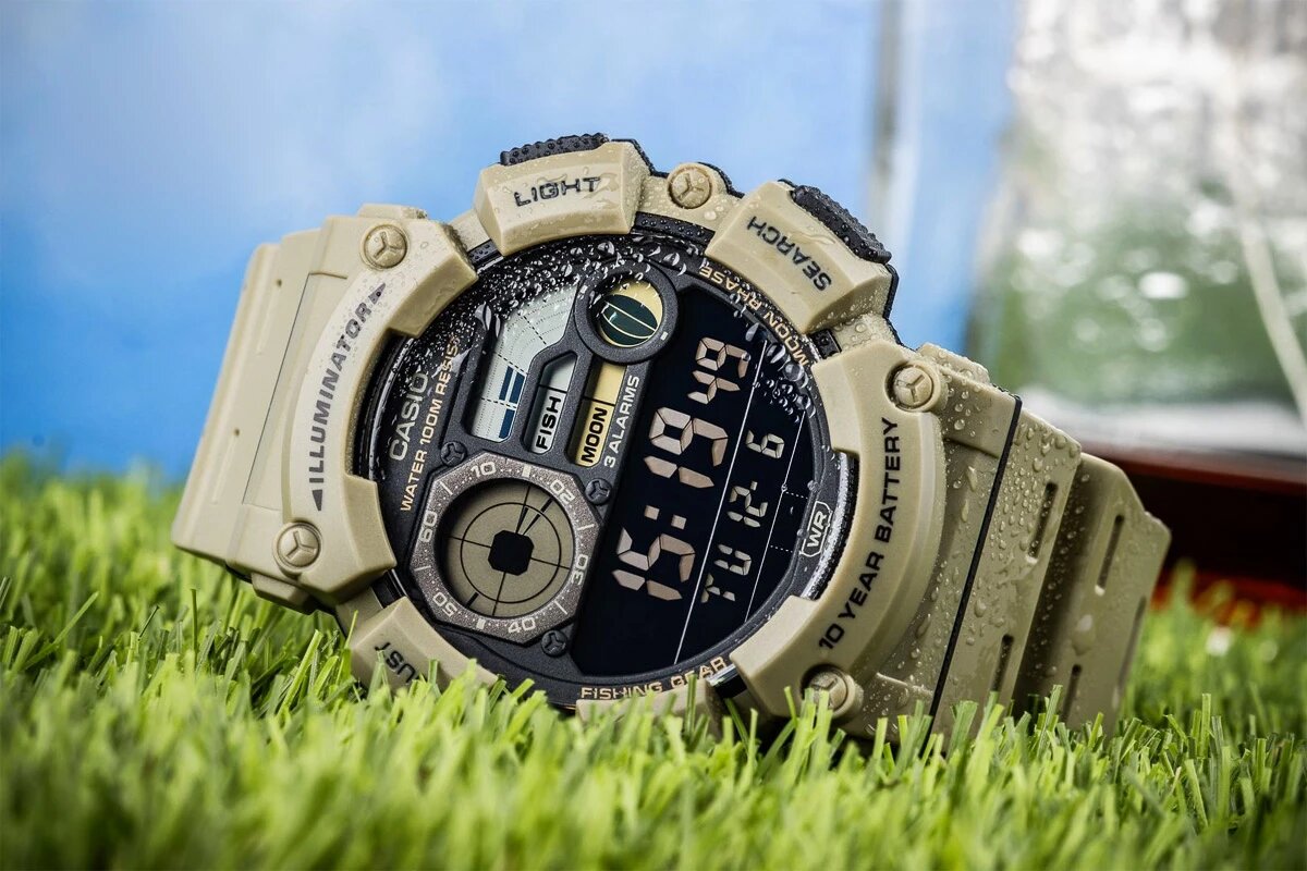 Часы Casio WS-1500H-5B показывают фазы Луны (справа от надписи Moon) и дают прогноз — определяют, подходит ли определенная дата и время для рыбалки (выше надписи Fish, сейчас — второй уровень из четырех возможных)