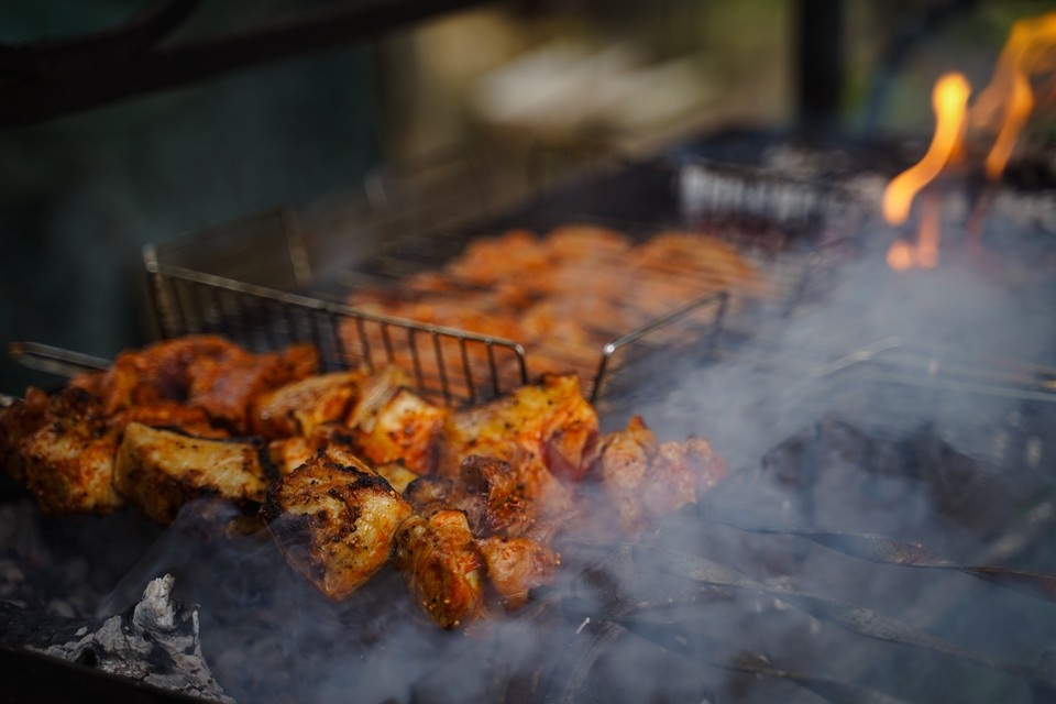    Вдоль популярных дачных направлений снова появляются десятки небольших шашлычных. Светлана МАКОВЕЕВА