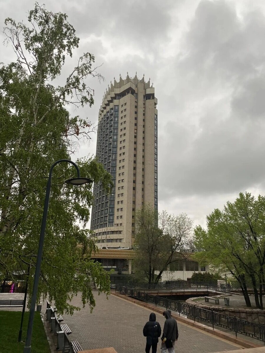    Гостиница «Казахстан» — одно из самых высоких зданий в Алмате. Высота 108 метров.   prmira.ru