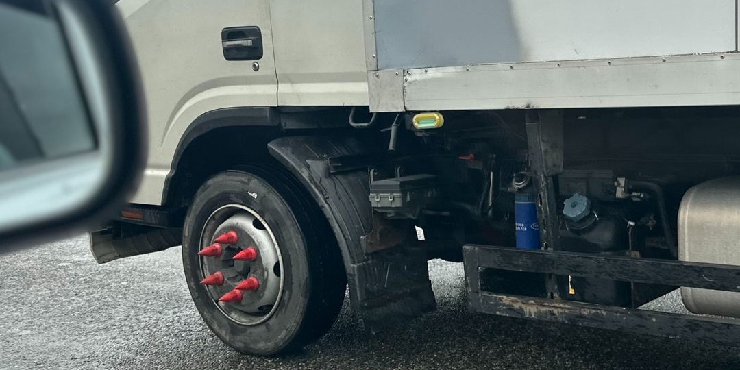 Для чего нужны такие шипы на колёсах у полуприцепов: вы точно не догадывались