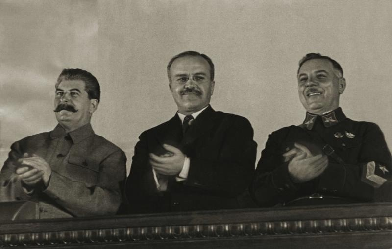 Иосиф Сталин, В. Молотов и К. Ворошилов, 1930-е годы. фото из ria.ru