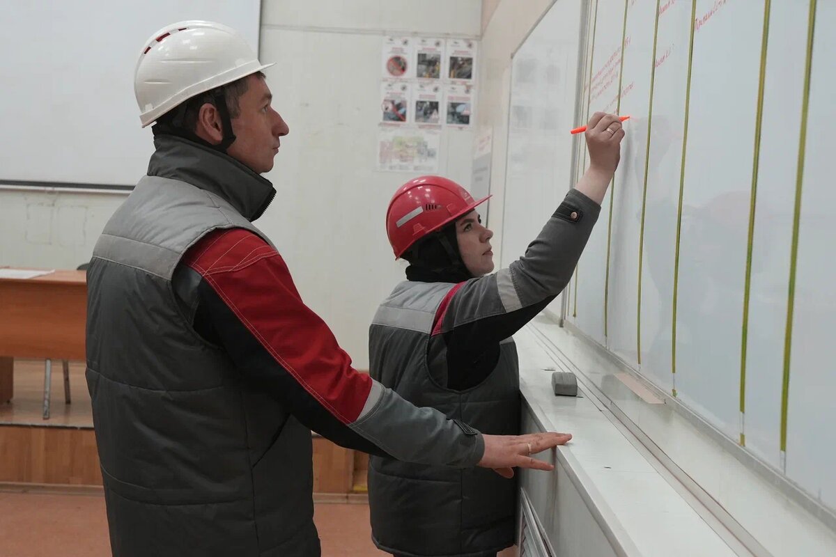 Анастасия Суховерова и её линейный руководитель, начальник участка шихтоподготовки Сергей Масалытин уже оценили преимущества «Доски решения проблем».  Фото: Александр Белашов / «Медиацентр»