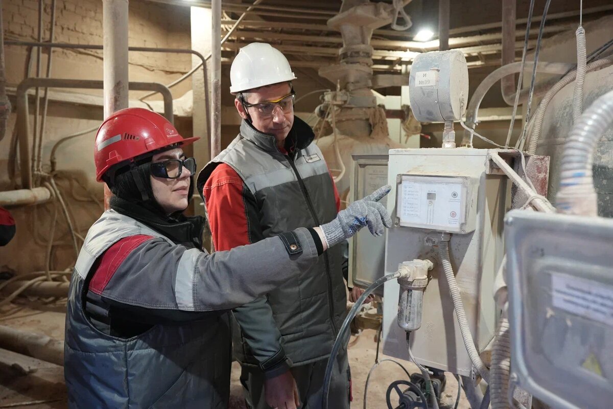 Осмотр пневмораспределителя камерного насоса.  Фото: Александр Белашов / «Медиацентр»