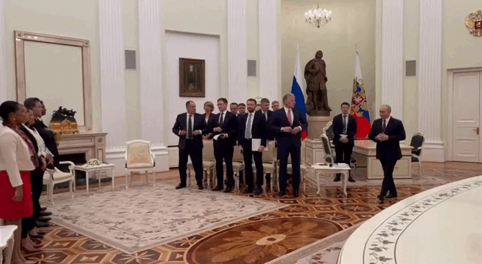     Встреча президентов Владимира Путина и Патрика Эрмини проходила в Кремле. Видео: ТГ-канал "Вы слушали"