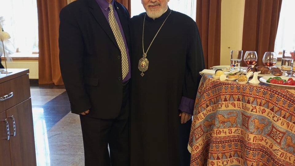 По приглашению Главы Российской и Ново-Нахичеванской епархии Армянской Апостольской Церкви Патриаршего Экзарха Езраса Нерсисяна принял
