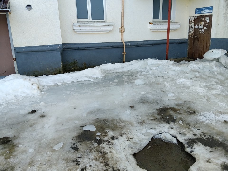    УК вовремя не очистила двор от наледи, из-за чего пенсионерка получила травму. Предоставлено "Комсомолке"