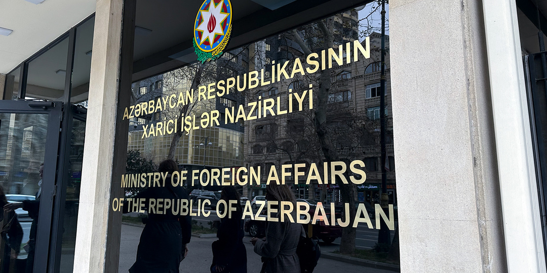 МИД Азербайджана осудил сожжение флага Турции в Ереване