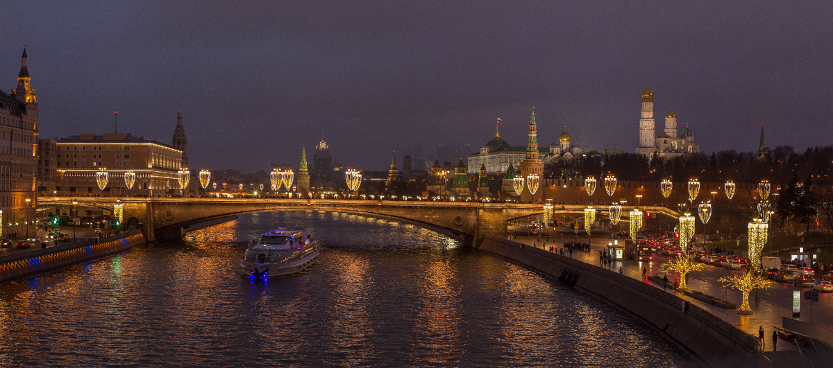 Вид с Парящего моста на Кремль и Москву-реку