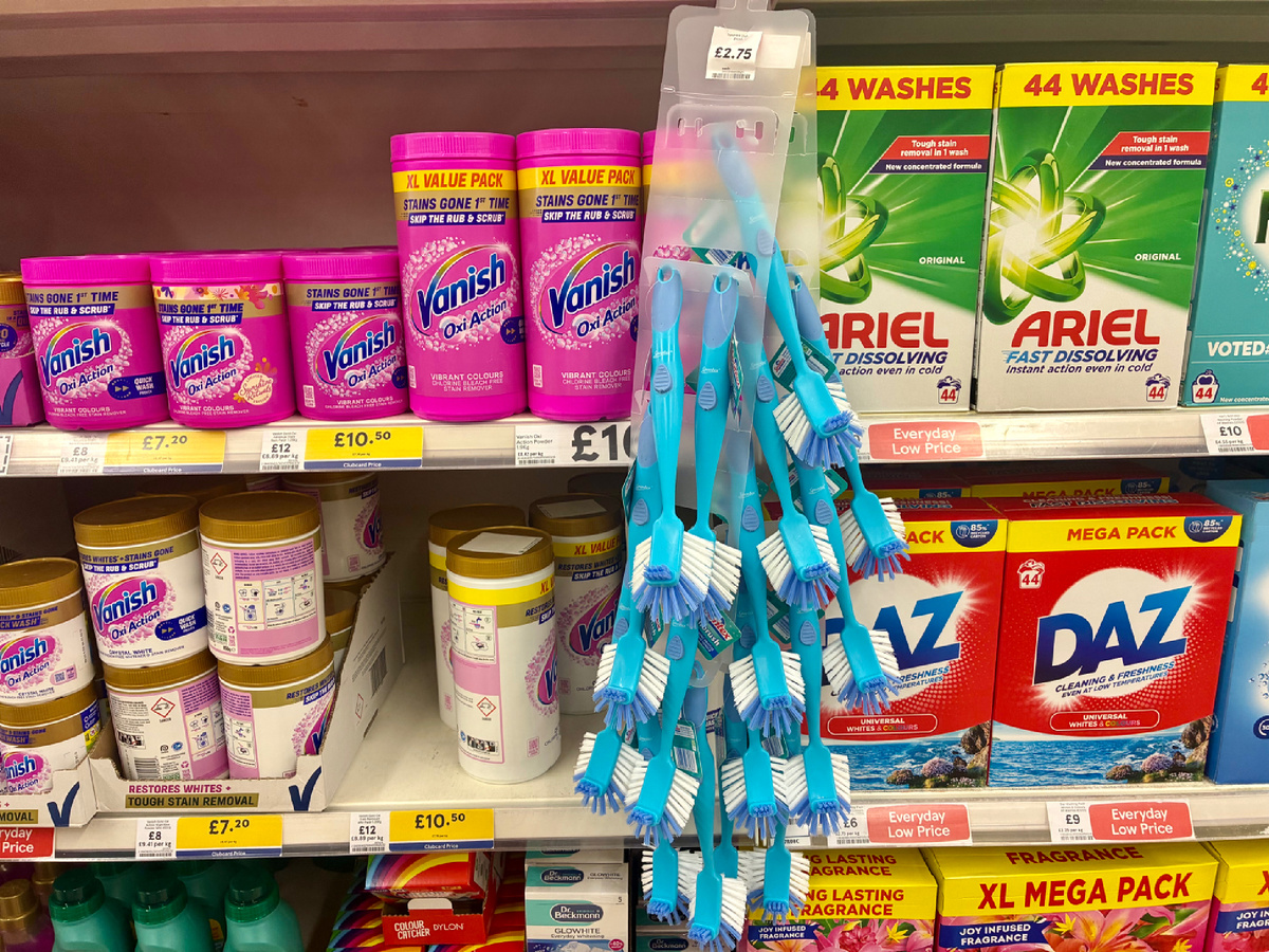 Артефакты из прошлой жизни. Те самые щетки по £2.75 (280 руб.), которыми мой муж в комбинации с крутым кипятком отмывал все (включая тарелки), пока в его жизни не появилась я и нормальные губки. Фото из личного архива