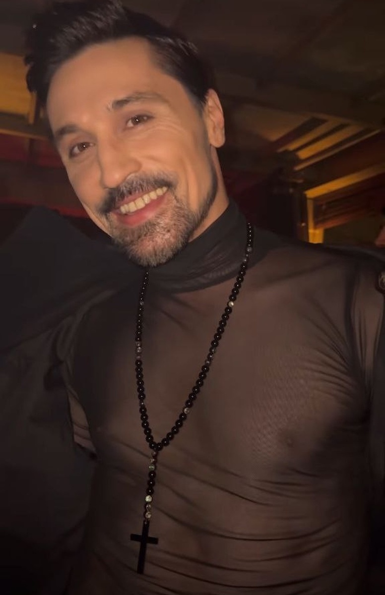    Дима Билан оказался скромником. Он ограничился сетчатой водолазкой Фото: Соцсети Ольги Орловой, кадр с видео