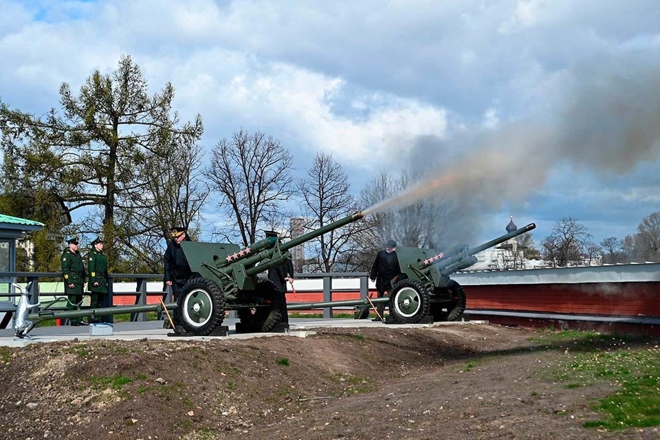    Важным символом открытия навигации стала установка буя на Неве. Фото: Комитет по транспорту