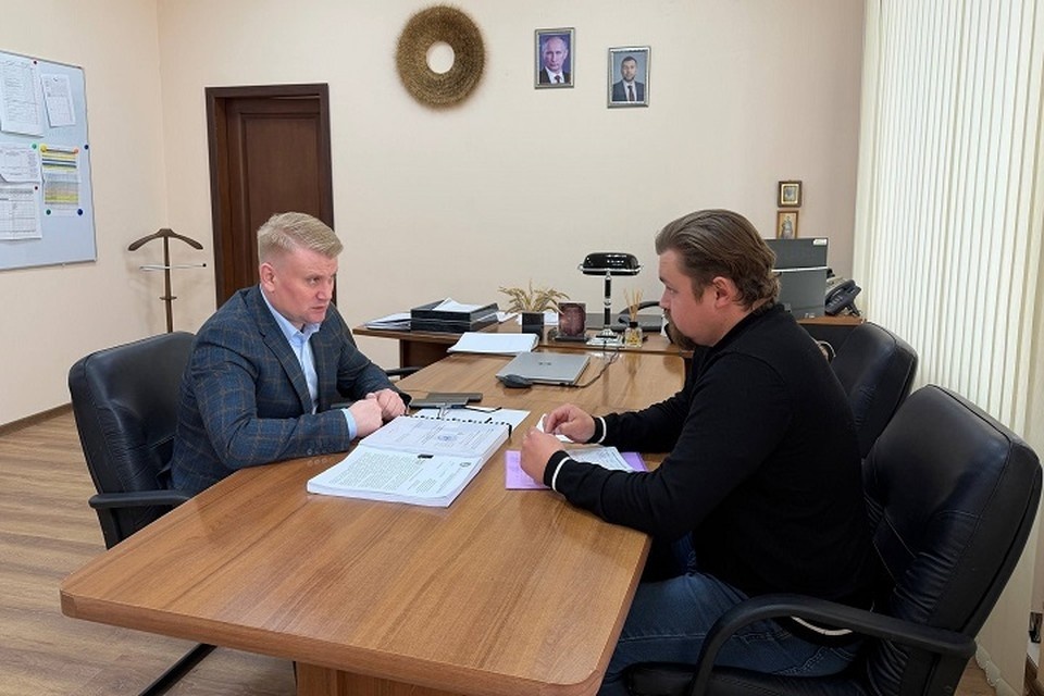    Артем Крамаренко провел рабочую встречу с руководителем Донецкого филиала Росагрохимслужбы Виталием Борщенко. Фото: ТГ/Крамаренко