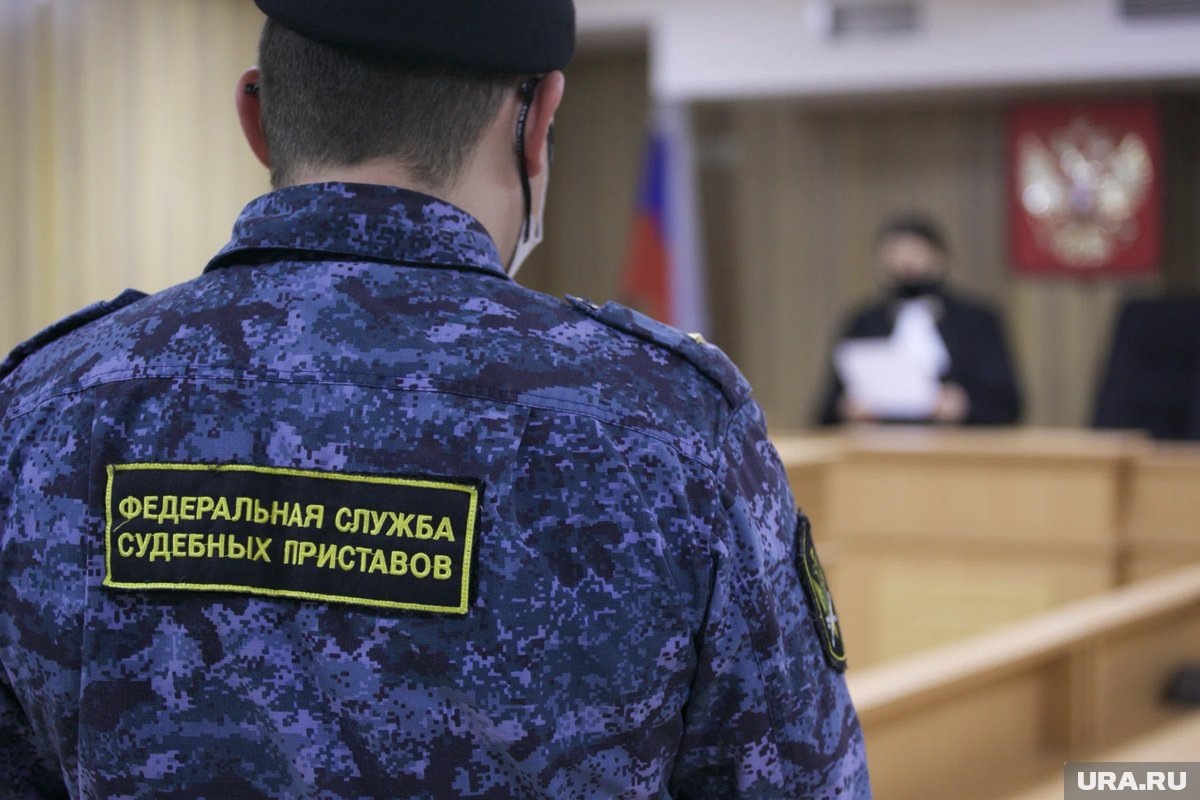     Пристав заявил, что женщина агрессивно настроена и не пустил в суд