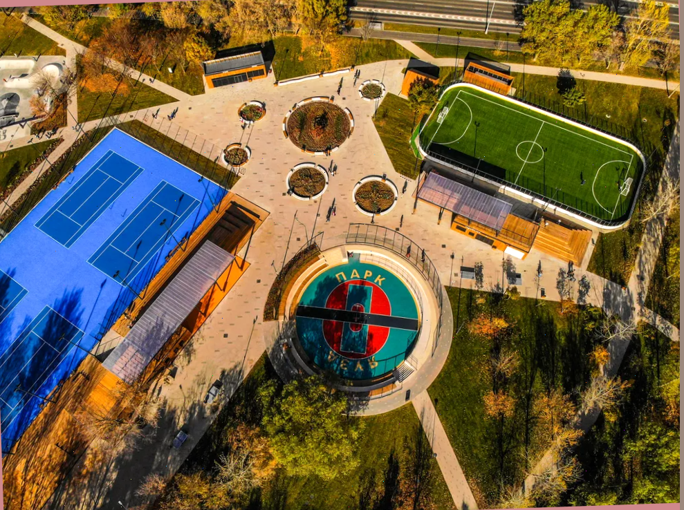 Круглая многофункциональная спортивная площадка "Яма" в парке "Яуза" 