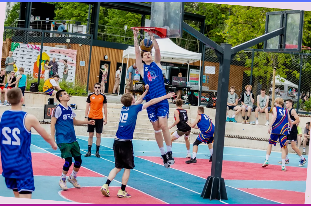 Игроки в процессе игры в стритбол на спортивной площадке в парке "Яуза"