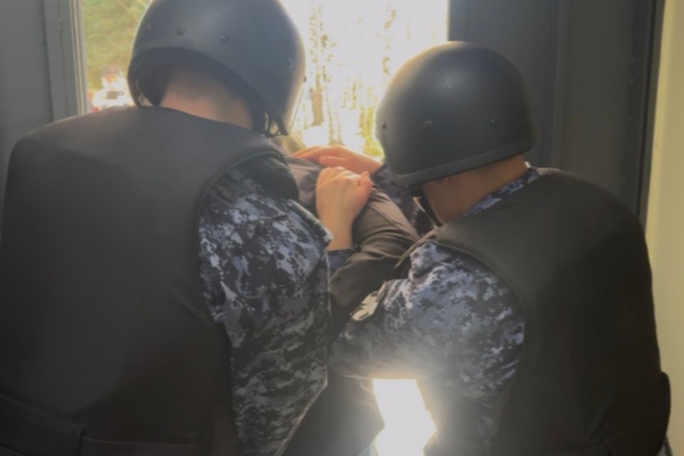    Похищенные бокорезы и клещи были обнаружены при досмотре задержанного посетителя магазина. Фото: Росгвардия Тверской области.