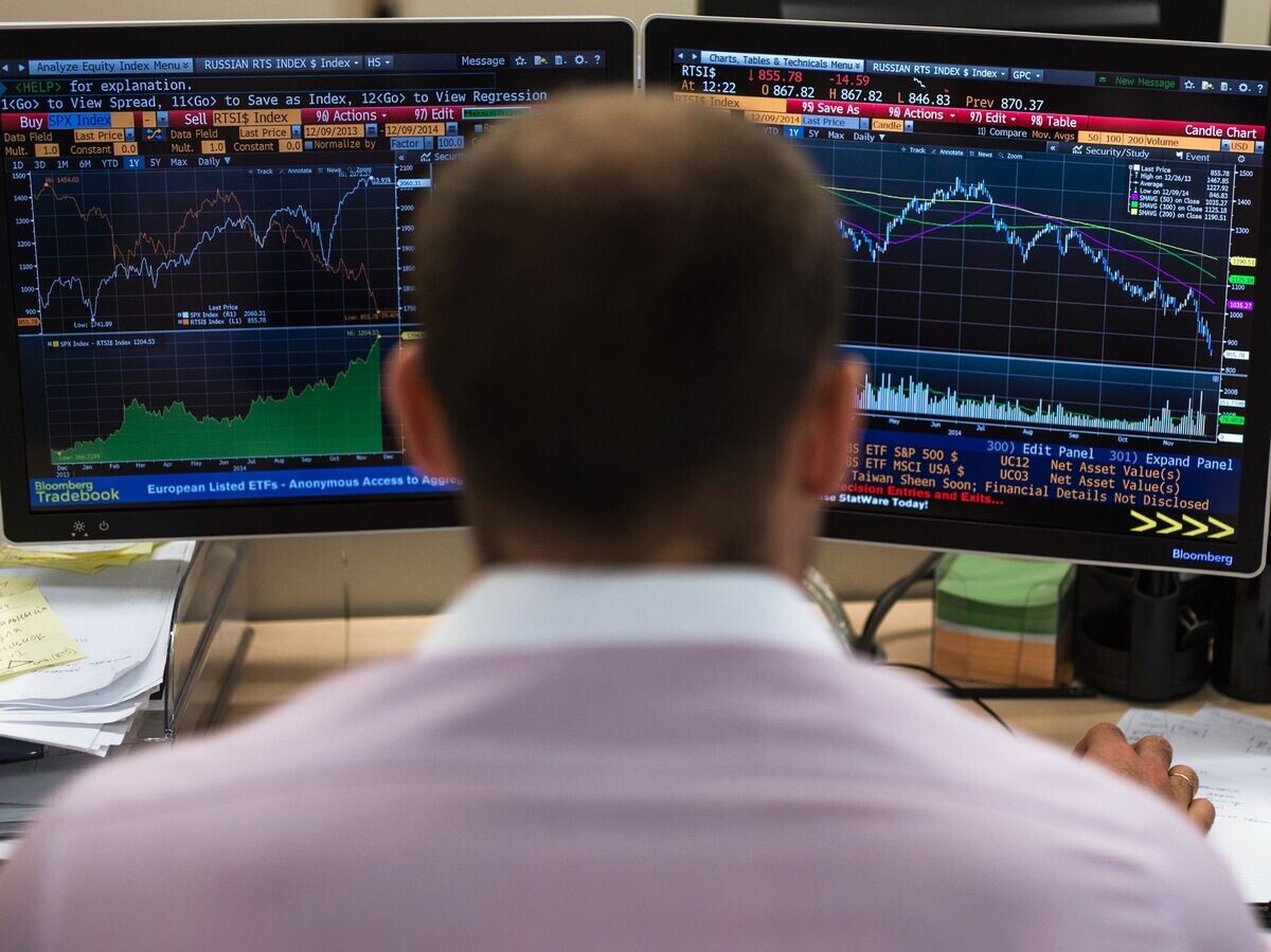   "Сотрудник в офисе московской биржи© РИА Новости . Владимир Астапкович