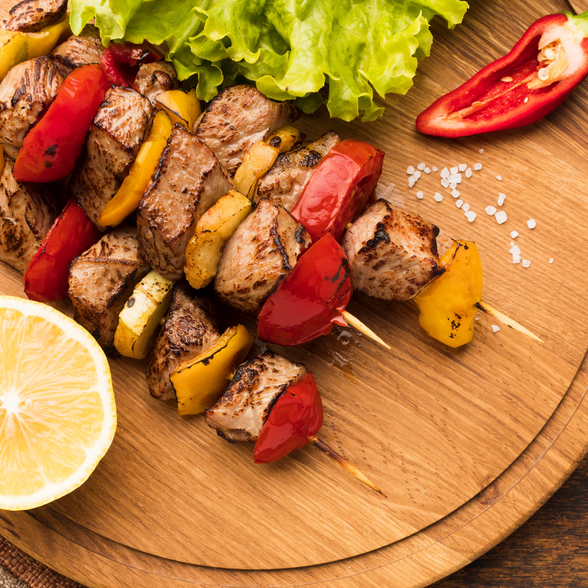 https://ru.freepik.com/free-photo/high-angle-delicious-kebab-chopping-board-with-lemon-salad_10298927.htm#fromView=search&page=1&position=14&uuid=14239f52-1af6-4dcc-9aee-dd6505cd631d&query=%D1%88%D0%B0%D1%88%D0%BB%D1%8B%D0%BA