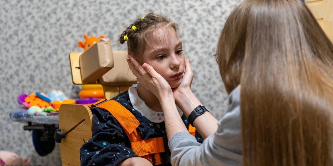 «Я стараюсь не думать о будущем. Но очень хочу, чтобы Ангелина смогла ходить…» Разговор с мамой особенной девочки.