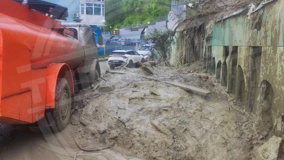 Четвертый за полгода сход грунта произошел у ЖК на Тепличной в Сочи