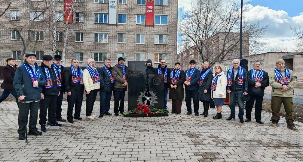Накануне Дня памяти погибших в радиационных авариях в городе Назарово возложили цветы к памятному знаку