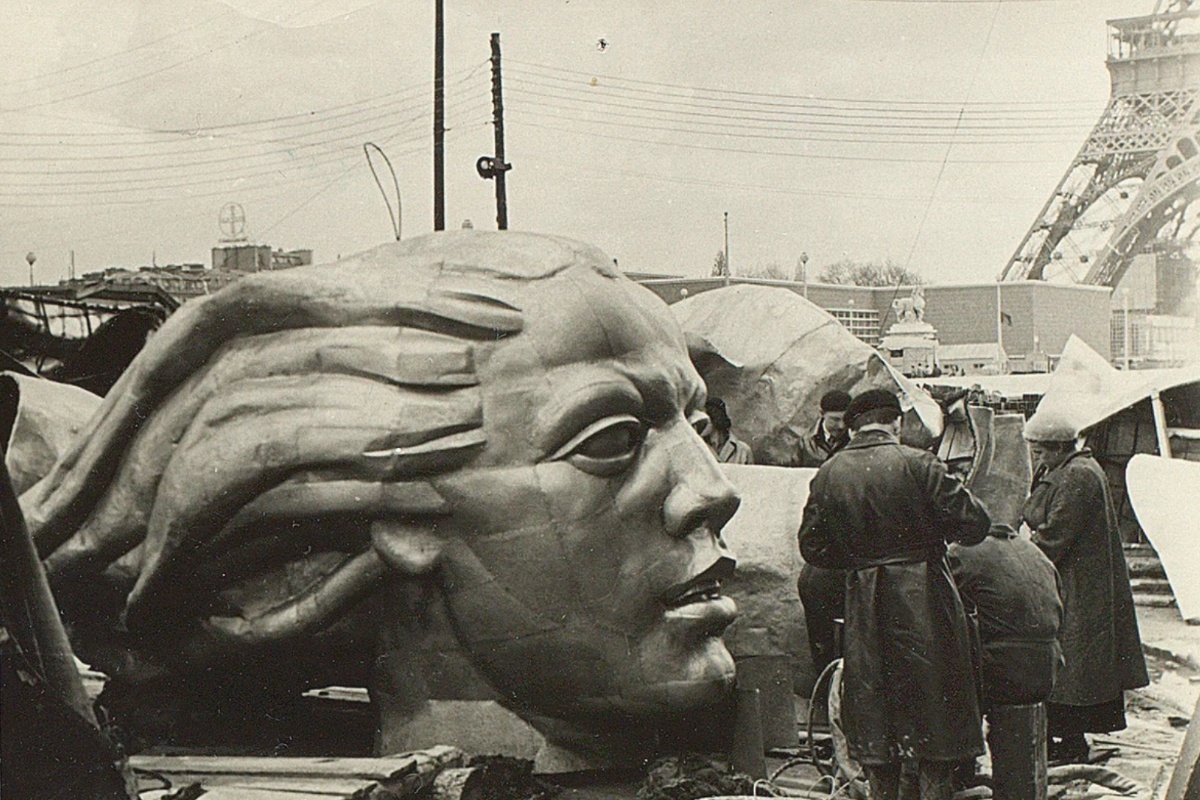    Монтаж скульптуры "Рабочий и колхозница" - справа видна Эйфелева башня. / предоставлено Историческим музеем