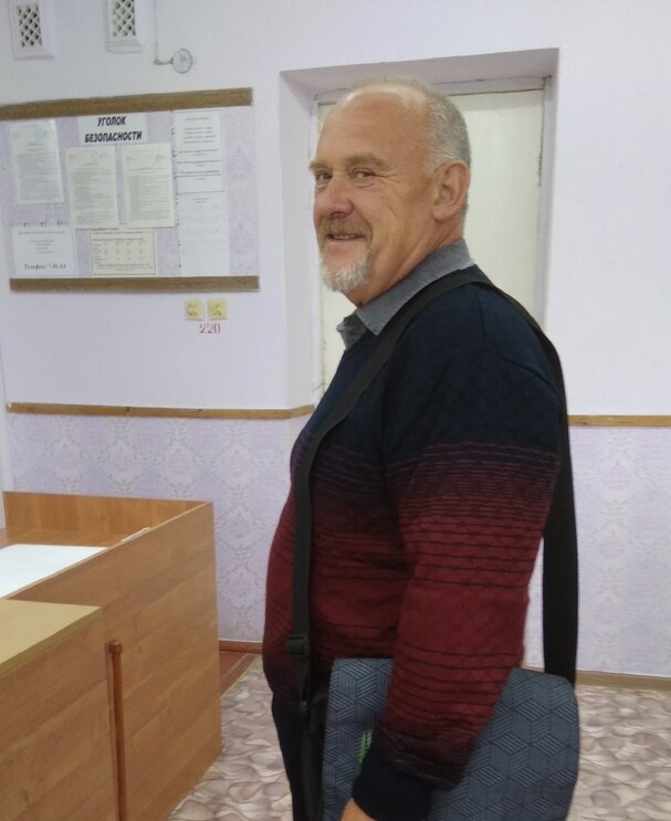 На работе. Примерно 2023 год. Тогда ещё носил бороду.