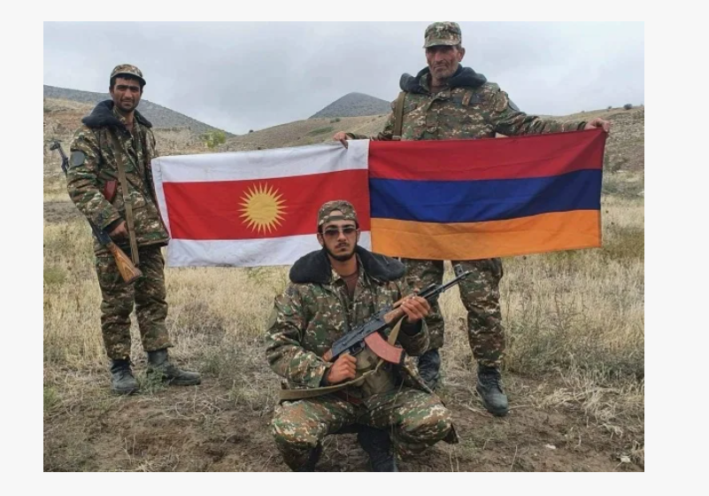 Езиды со своим национальным и армянским флагами