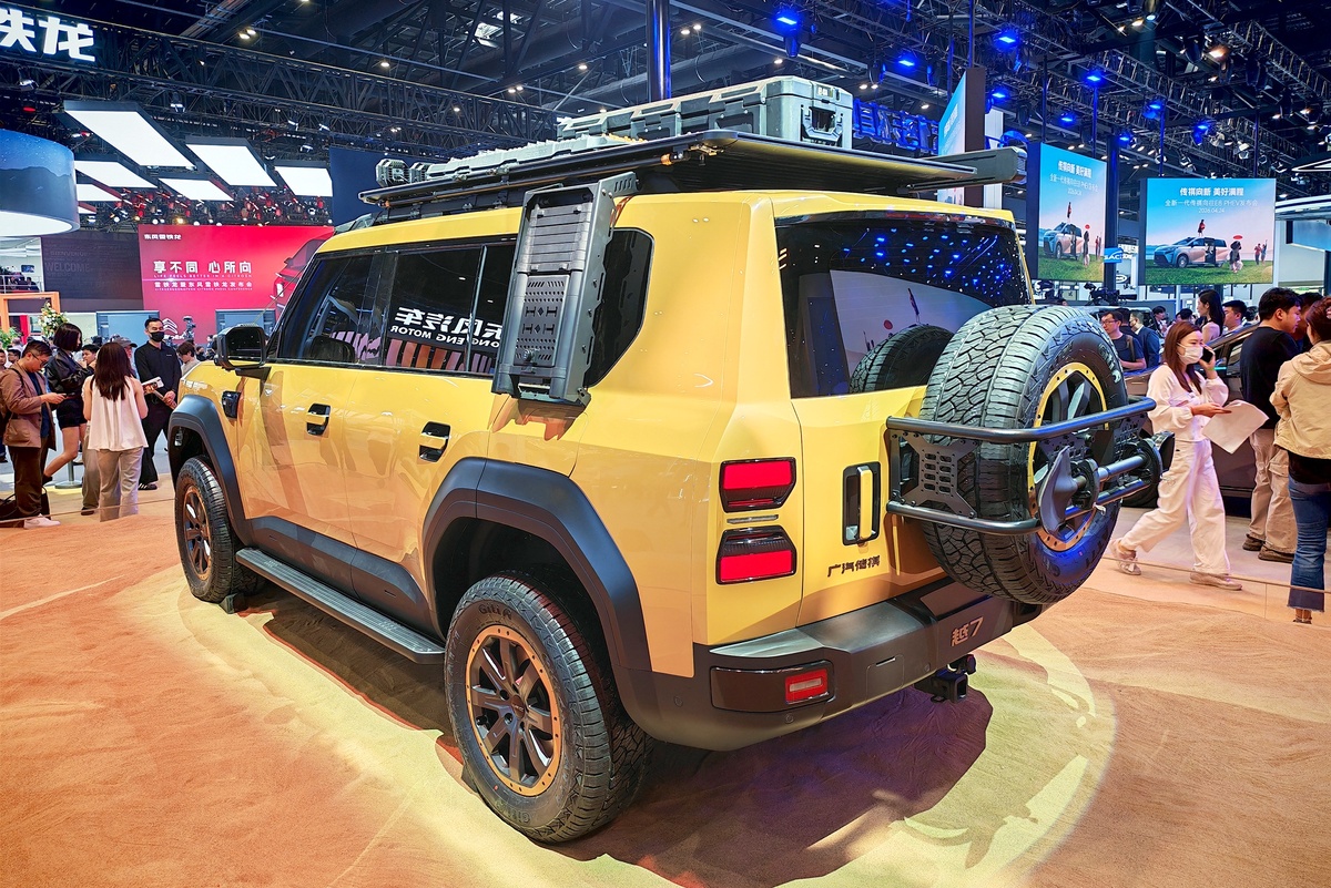    Внедорожник GAC под названием Yue 7 получил угловатые пропорции и крупные блоки головной оптики. / Фото: Юрий Зубко/РГ