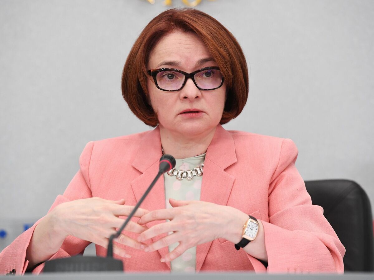    Председатель Центрального банка Российской Федерации Эльвира Набиуллина на пресс-конференции в Москве. 16 июня 2017© РИА Новости . Сергей Пятаков