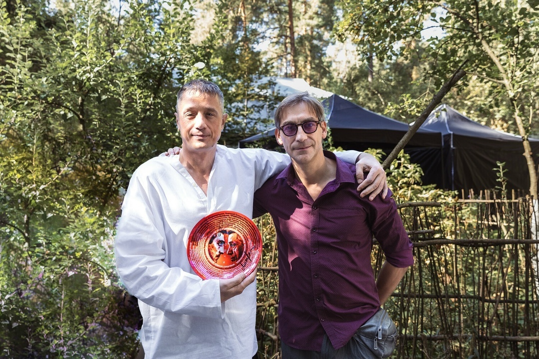 Актеры Алексей Макаров и Артем Ткаченко время съемок сериала «Грачи». РЕН ТВ