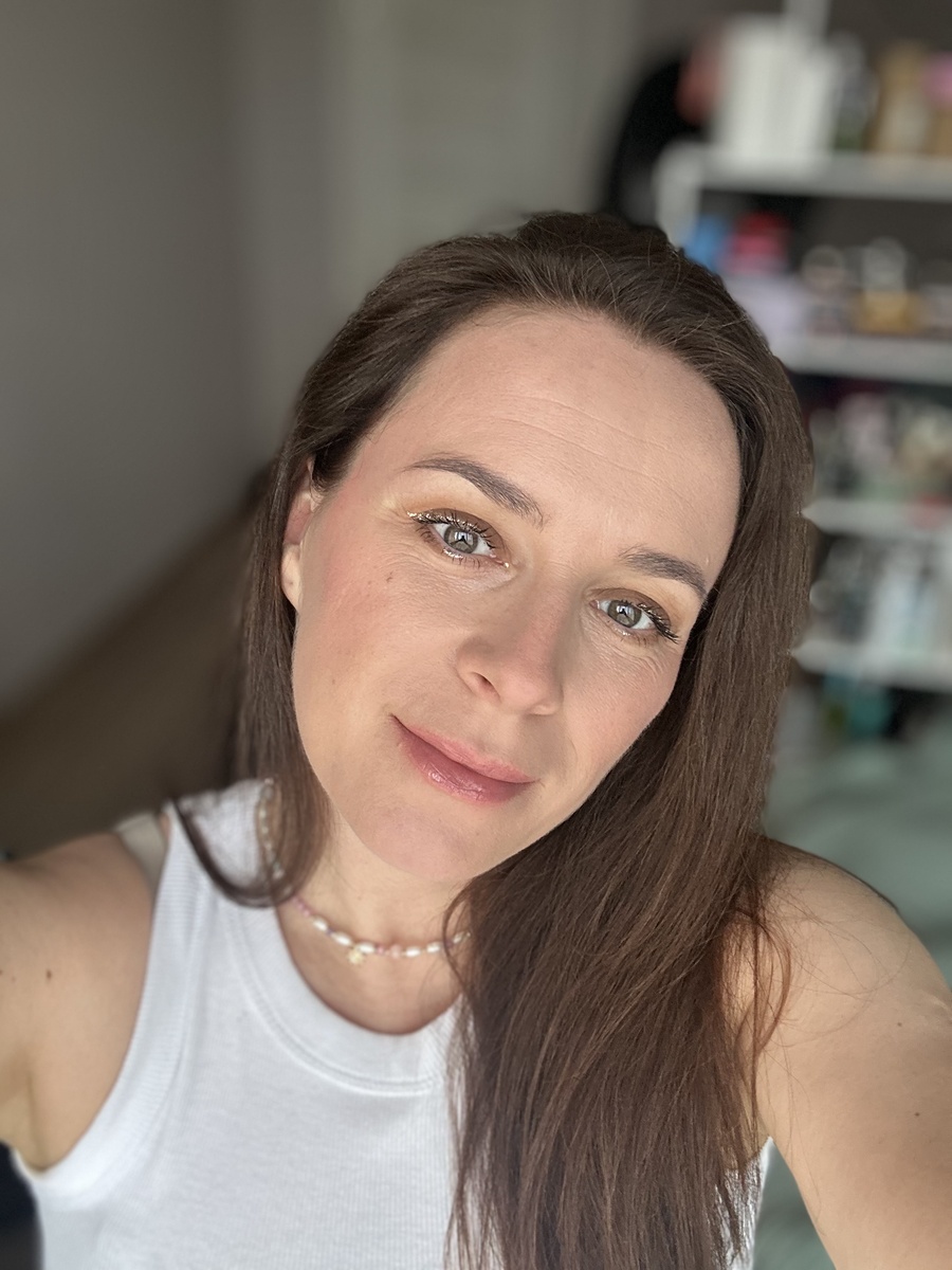 Макияж глаз выполнен этими тенями и подводкой